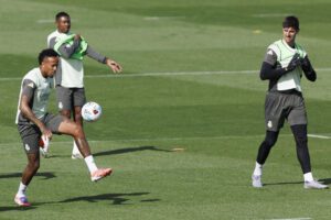 MADRID, 03/10/2025.- Los jugadores del Real Madrid Eder Militao (i), David Alaba y Thibaut Courtois (d) durante el entrenamiento previo al partido de Liga que mañana disputarán ante el Villarreal, este viernes en la Ciudad Deportiva de Valdebebas. EFE/Sergio Pérez