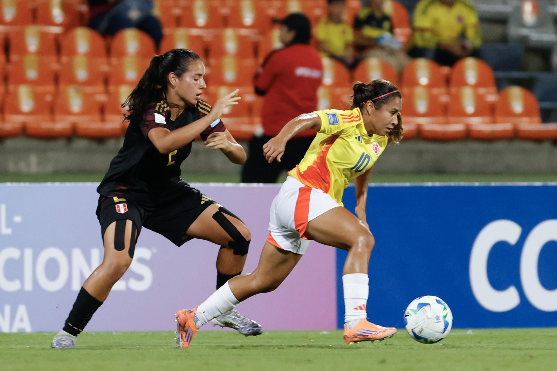 Leicy Santos (d), de Colombia, disputa el balón con la peruana Luana Chamochumbi en el partido de la Liga de Naciones Femenina en el Atanasio Girardot, en Medellín. EFE/Mauricio Dueñas Castañeda