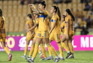 Jugadoras de Tigres celebran un gol durante un partido de la Liga Femenil MX entre Tigre y León en el estadio Universitario, en Monterrey (México). Imagen de archivo. EFE/ Miguel Sierra