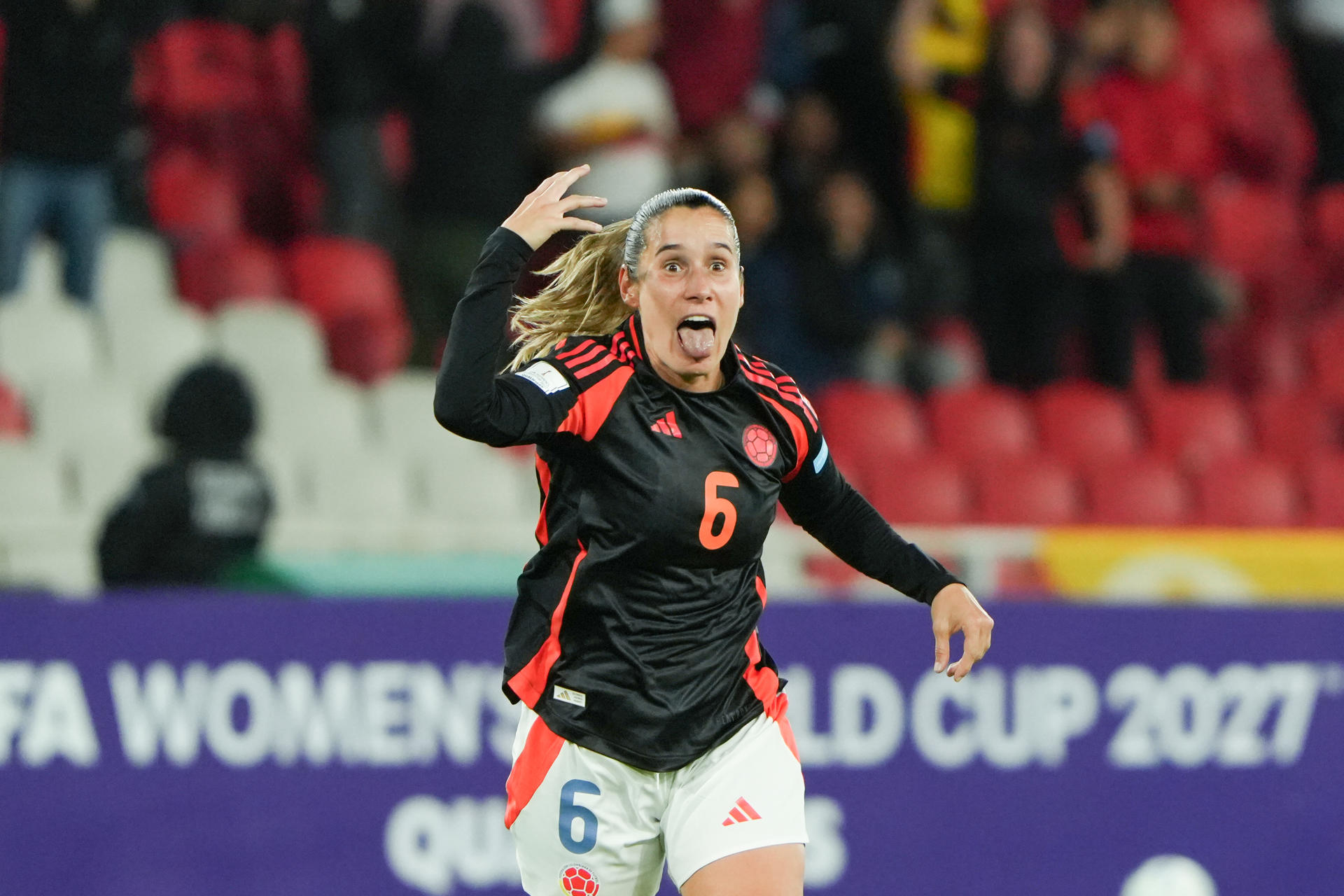 Un golazo de Montoya alarga la fiesta de Colombia