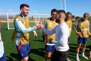El doble campeón de artes marciales mixtas Ilia Topuria (d) saluda al defensa de la selección nacional de fútbol Aymeric Laporte (i) mientras visita el entrenamiento de la Selección Española de Fútbol en la Ciudad del Fútbol en Las Rozas. EFE/ Ángel Martínez/RFEF SOLO USO EDITORIAL/SOLO DISPONIBLE PARA ILUSTRAR LA NOTICIA QUE ACOMPAÑA (CRÉDITO OBLIGATORIO)