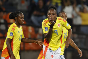 Jugadoras de Colombia celebran un gol en un partido de la Liga de Naciones Femenina entre Colombia y Perú en el Atanasio Girardot, en Medellin (Colombia). EFE/Mauricio Dueñas Castañeda