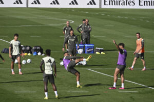Kylian Mbappe (C) y Franco Mastantuono (D) participan en el entrenamiento del Real Madrid, en la ciudad deportiva Valdebebas para prepatar el partido liguero contra el Getafe del domingo. EFE/ Fernando Villar
