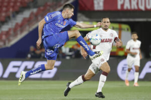 alt La U de Chile regresa a Argentina tras incidentes de agosto y busca la final ante Lanús
