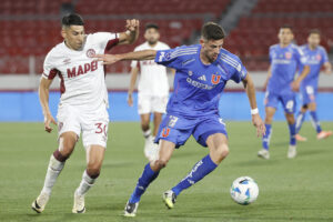 Lucas Di Yorio (d), de Universidad de Chile, disputa un balón con Agustín Cardozo, de Lanús, en el juego de ida de la semifinal de la Copa Sudamericana en el estadio Nacional de Santiago. EFE/Elvis González