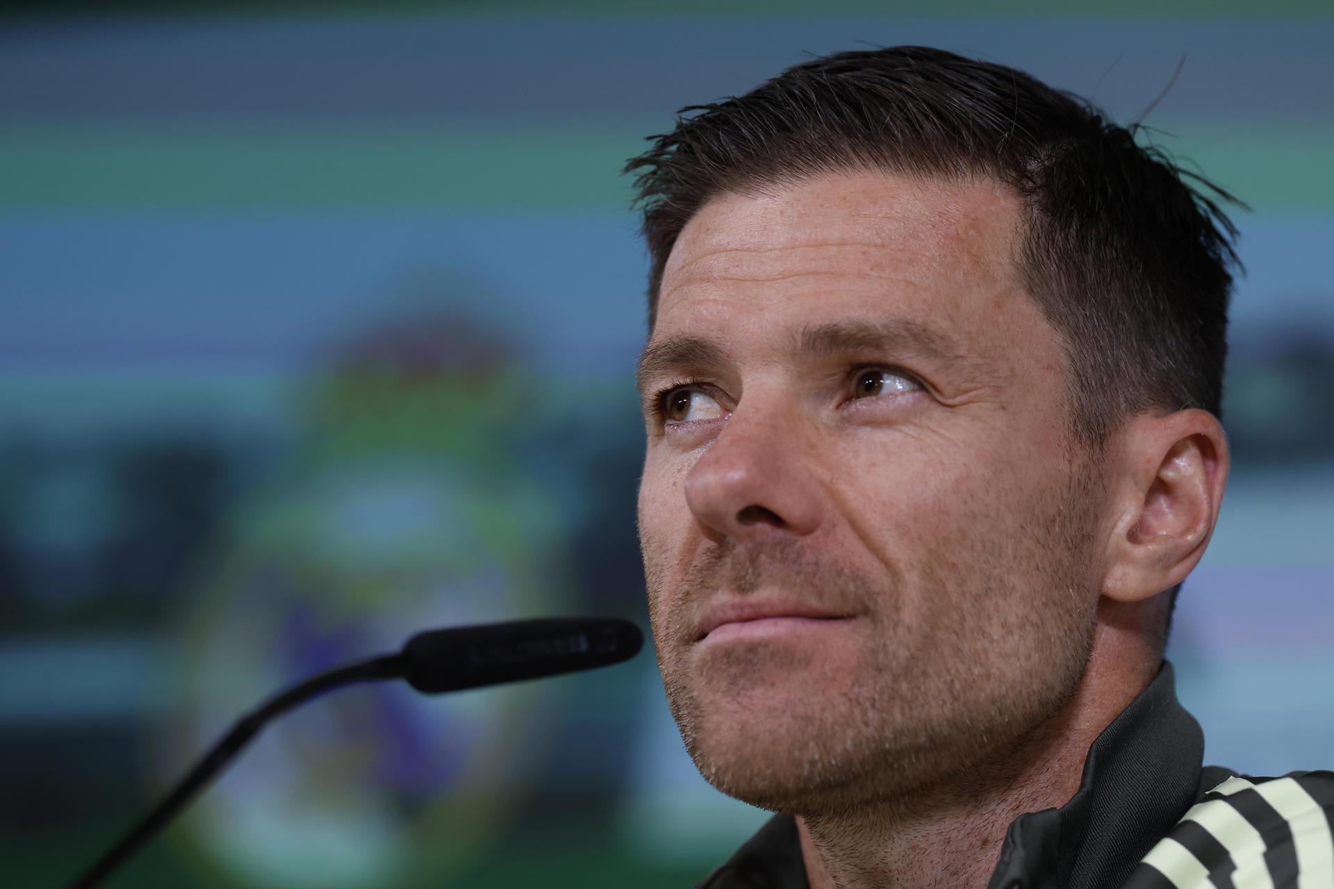 El entrenador del Real Madrid, Xabi Alonso durante la rueda de prensa posterior al entrenamiento del equipo en la Ciudad Deportiva de Valdebebas, en Madrid, antes de su enfrentamiento liguero contra el FC Barcelona. EFE/JJ Guillén