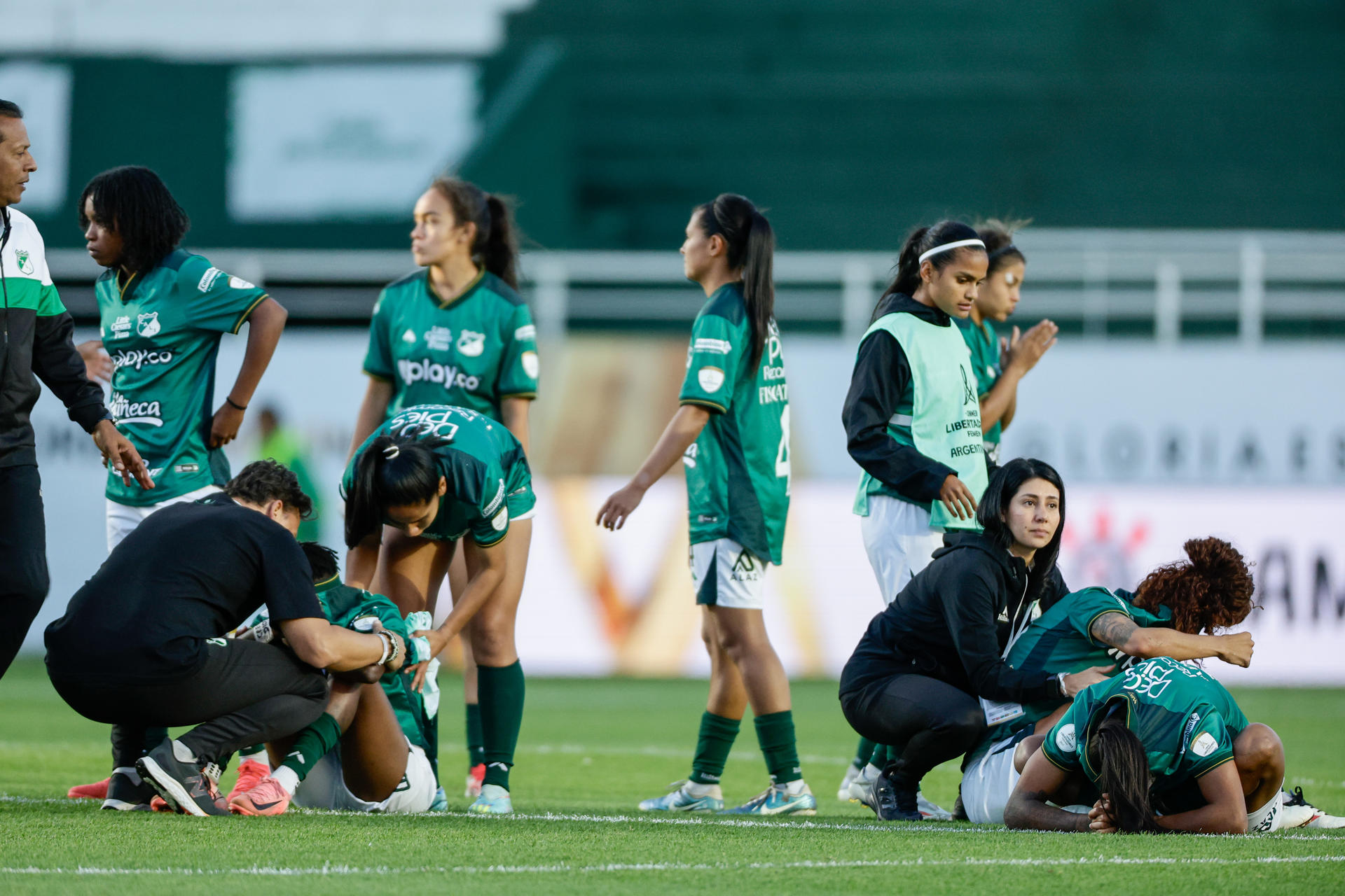 Jugadoras del Deportivo Cali colombiano se lamentan este sábado al perder el título de la Copa Libertadores ante el Corinthians brasileño en una tanda de penaltis (5-3) tras igualar sin goles en el tiempo reglamentario del partido jugado en el estadio argentino Florencio Sola en Banfield. EFE/ Juan Ignacio Roncoroni