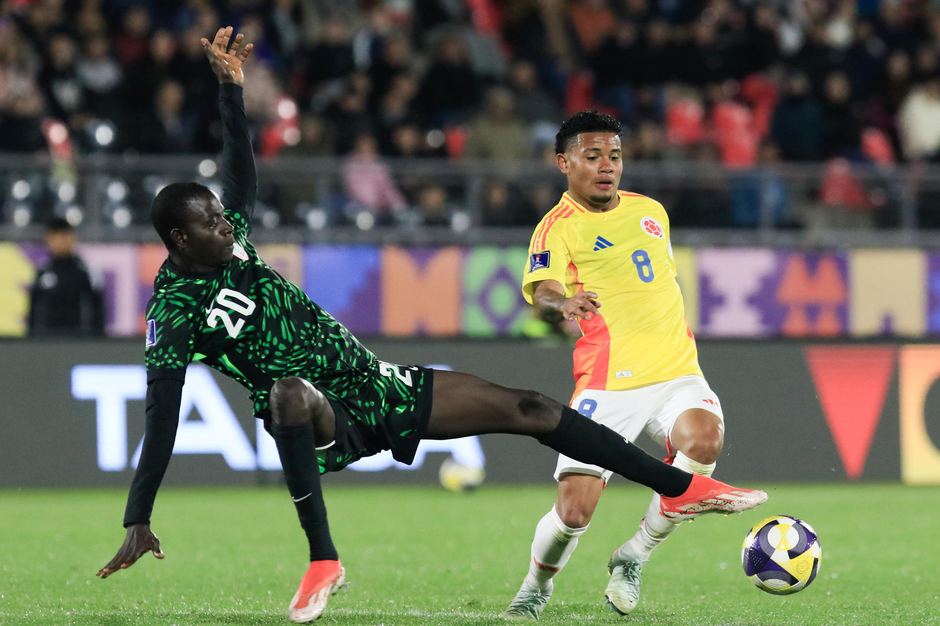 Haruna Aliyu (i) de Nigeria disputa el balón con Royner Benítez de Colombia en un partido del grupo F de la Copa Mundial Sub-20. EFE/ Benjamín Hernández