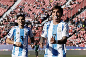 Alejo Sarco (i) y Maher Carrizo, dos de las figuras de la selección Argentina en el Mundial Sub-20 de Chile. EFE/Osvaldo Villarroel