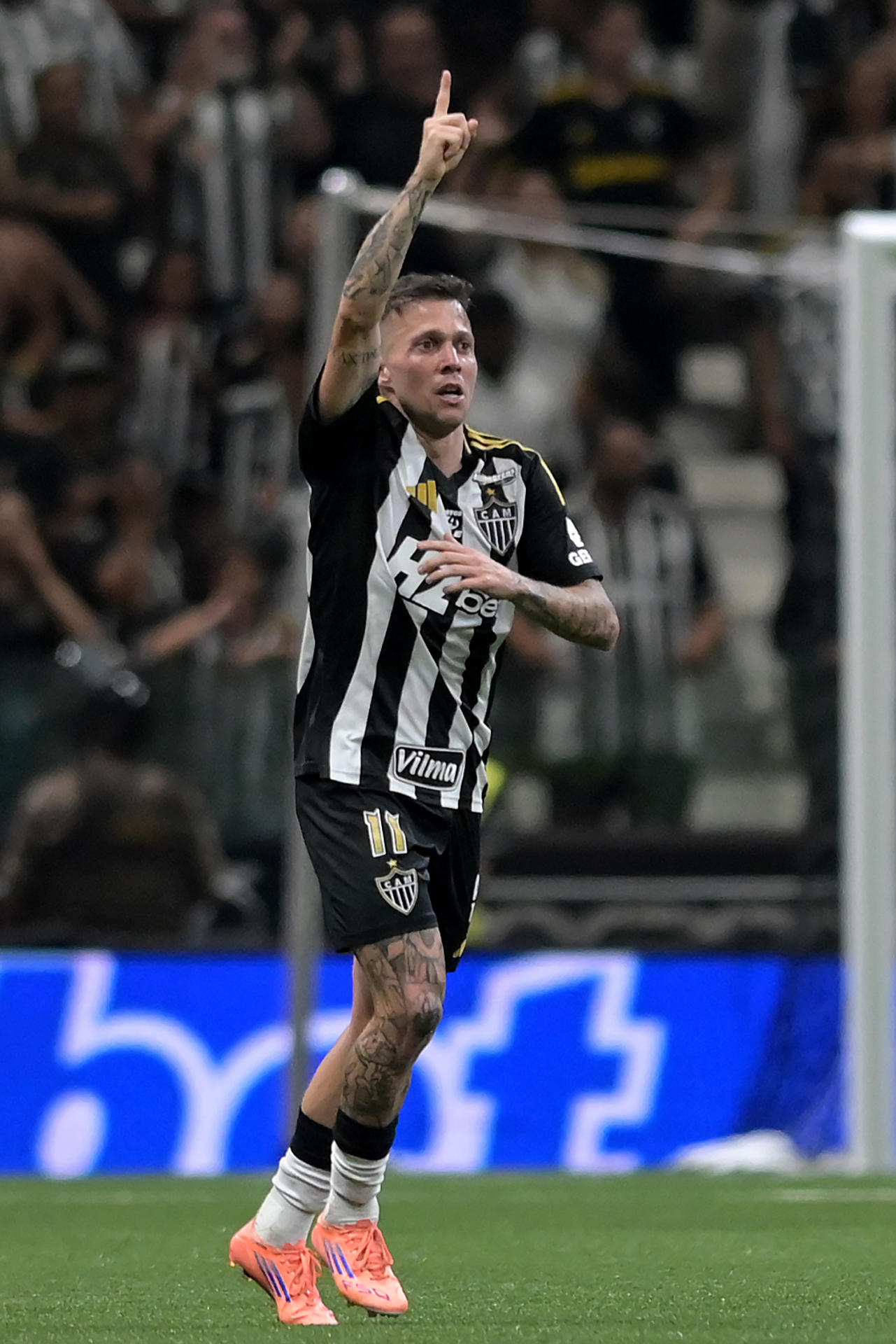 Bernard, de Atlético Mineiro, celebra un gol durante un partido de semifinal por la Copa Sudamericana entre Atlético Mineiro e Independiente del Valle en el estadio Arena MRV, en Belo Horizonte (Brasil). EFE/Joao Guilherme Arenazio 
