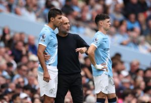 El entrenador del Manchester City, Pep Guardiola (C), habla con Rodri (I) antes de entrar al campo durante el partido contra el Tottenham Hotspur, el pasado 23 de agosto. EFE/EPA/ADAM VAUGHAN