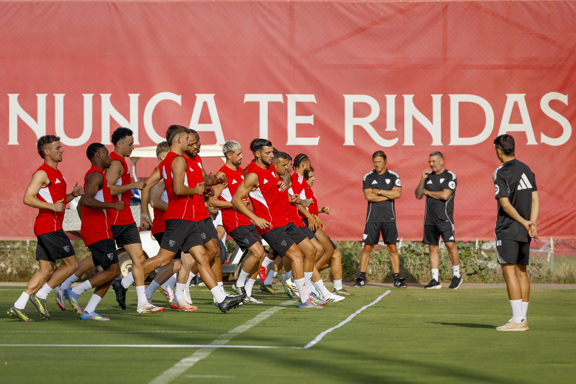 El chileno Suazo, novedad en el regreso al trabajo del Sevilla del argentino Almeyda