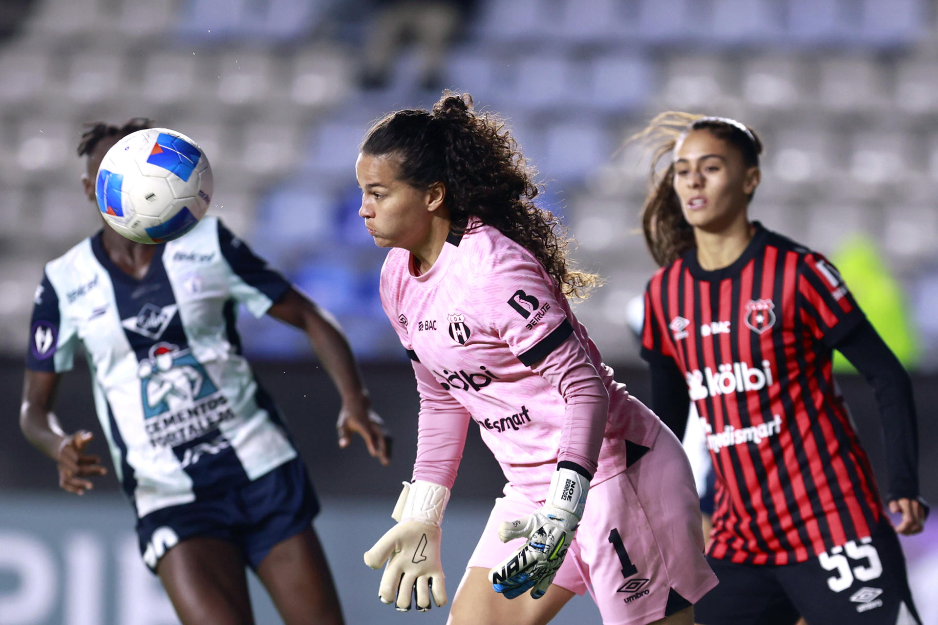 Noelia Bermudez (c) de Alajuelense controla el balón este miércoles, en un partido de la Copa de Campeones Concacaf (F) entre Pachuca y Alajuelense en el estadio Hidalgo, en Pachuca (México). EFE / David Martínez Pelcastre 