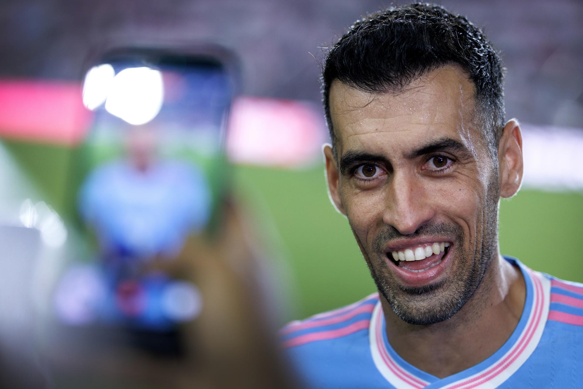 El centrocampista español del Inter Miami, Sergio Busquets, habla con periodistas durante el homenaje recibido este martes en Fort Lauderdale a propósito de su anuncio de poner fin a su carrera de jugador al final de la temporada. EFE/EPA/CRISTOBAL HERRERA-ULASHKEVICH 