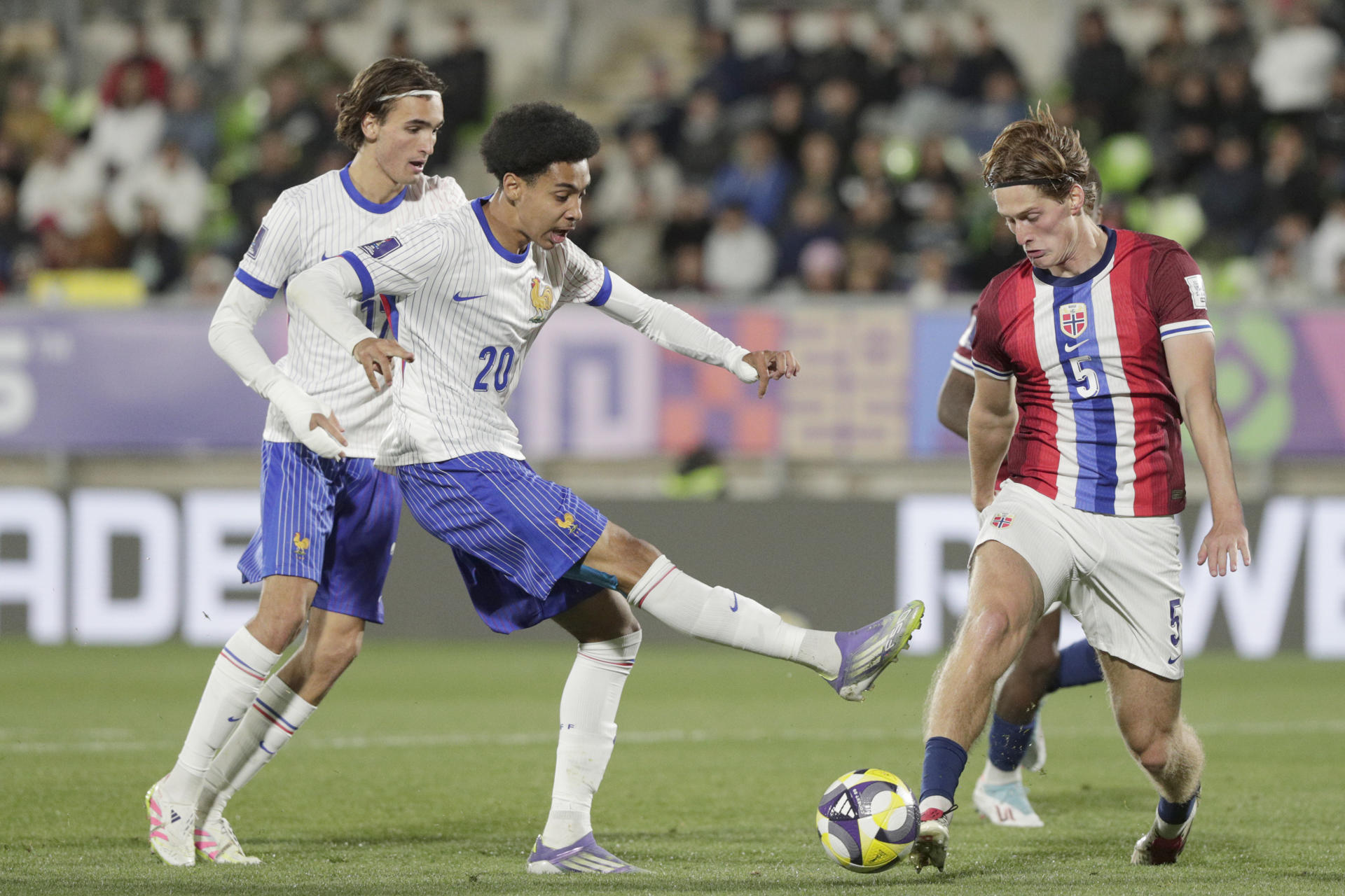 Håkon Røsten (d) de Noruega disputa un balón con Djylian N'Guessan de Francia durante un partido de cuartos de final de la Copa Mundial Sub-20. EFE/ Adriana Thomasa