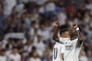 El delantero del Real Madrid Vinicius Jr celebra su segundo gol contra el Villarreal, durante el partido de la jornada 8 de LaLiga EA Sports que Real Madrid y Villarreal disputaron en el estadio Santiago Bernabéu.- EFE/ Javier Lizón
