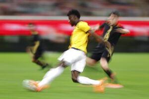 Israel Reyes (d) de México disputa el balón con Jhoanner Stalin Chávez (i) de Ecuador este martes, durante un partido amistoso entre la selección de México y Ecuador, en el Estadio Akron, en Guadalajara (México). EFE/ Francisco Guasco