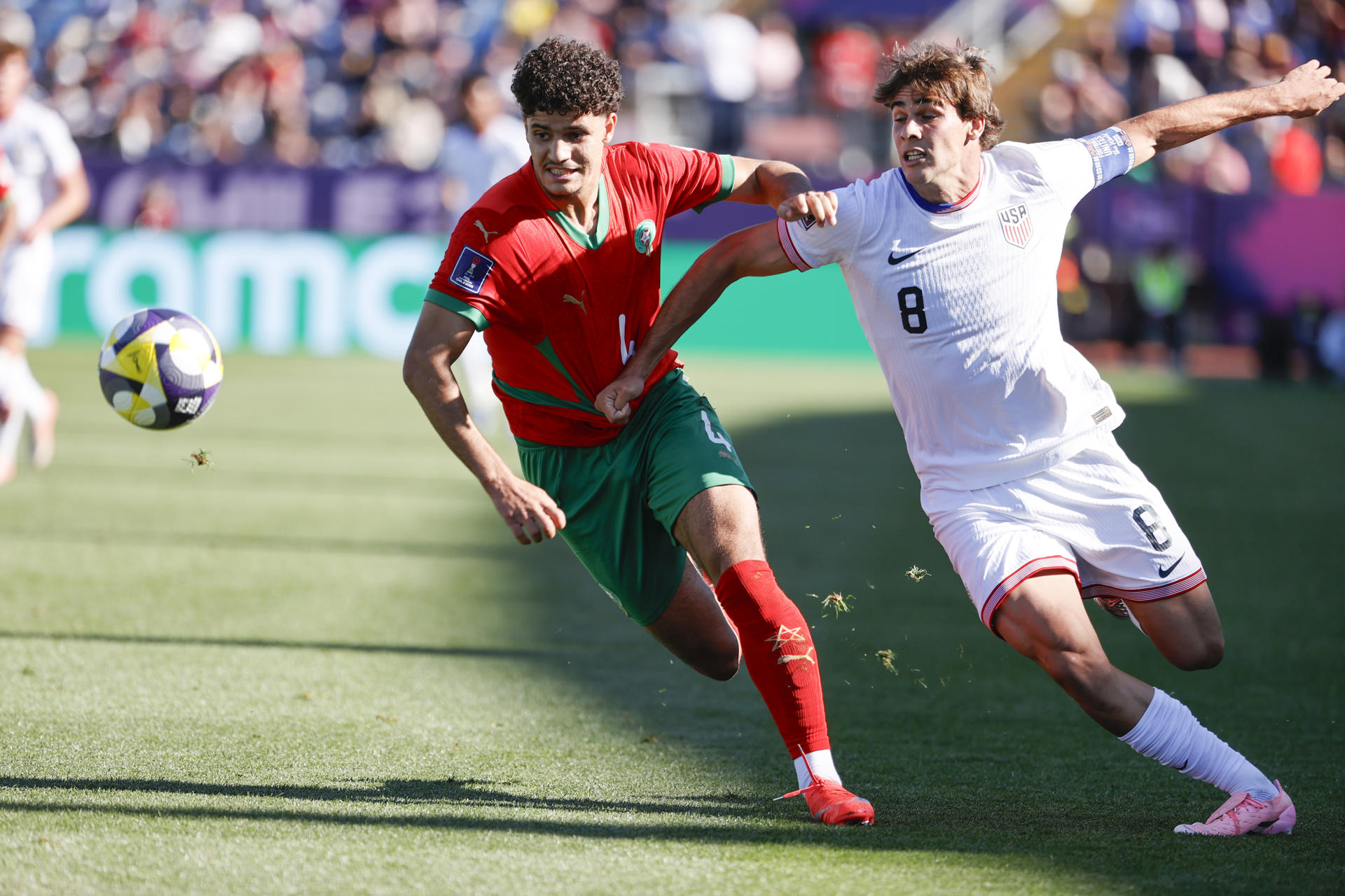 Benja Cremaschi (d) de Estados Unidos disputa el balón con Ismaël Baouf de Marruecos en un partido de cuartos de final de la Copa Mundial Sub-20. EFE/Elvis González