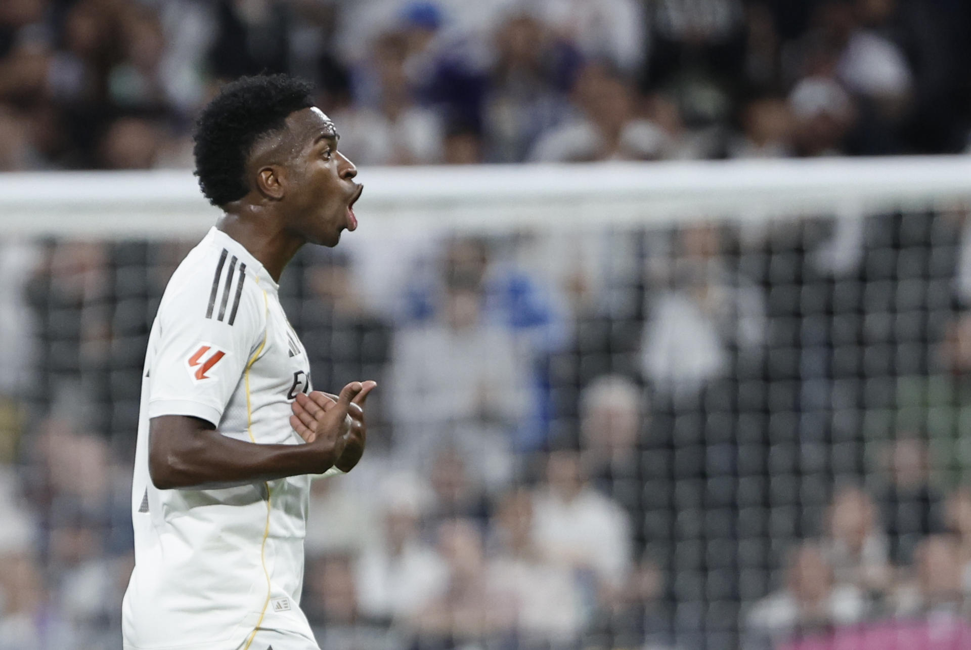 El brasileño Vinícius pide perdón por su reacción en el cambio del clásico