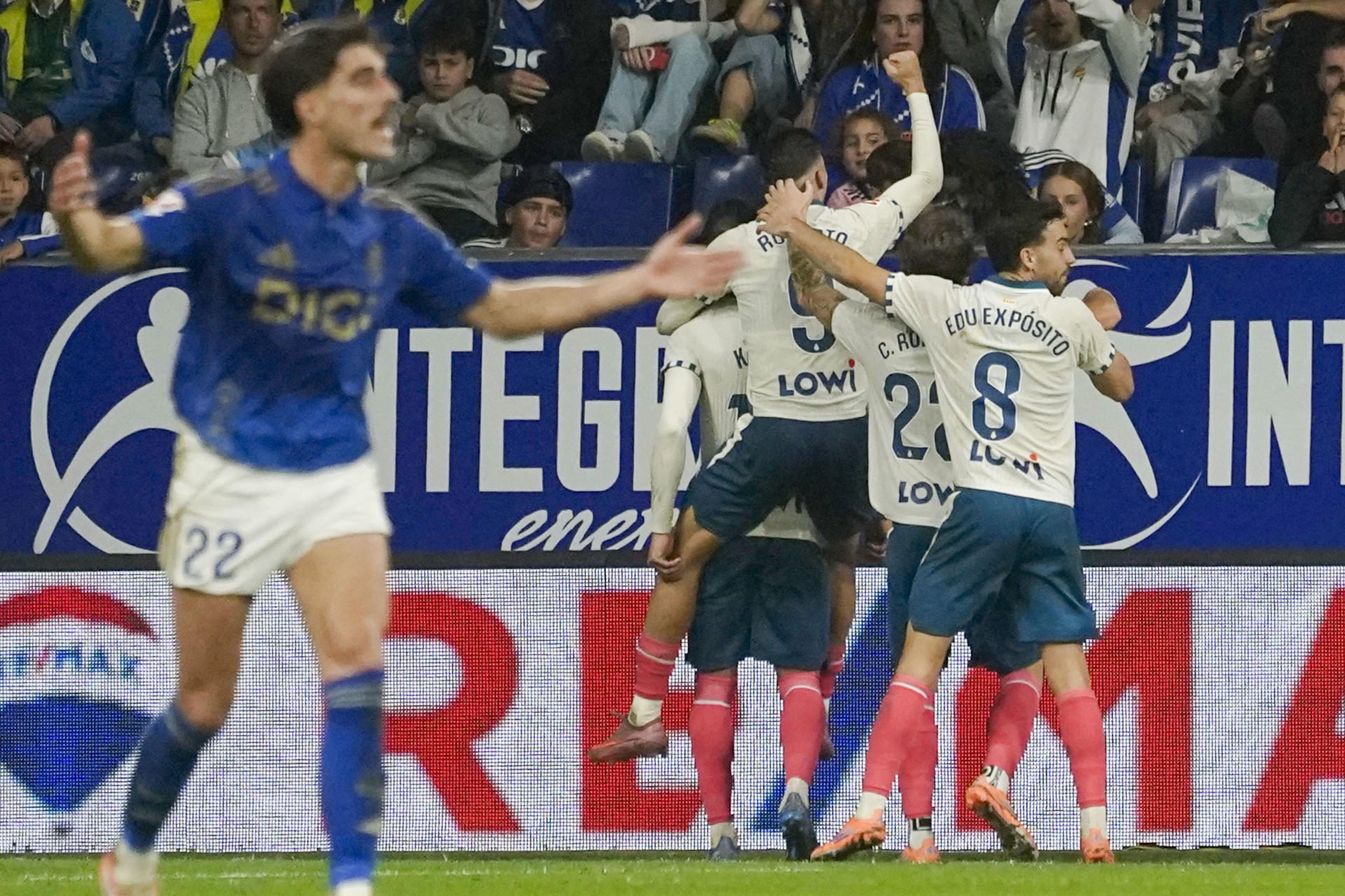 Los jugadores del Espanyol celebran el primer gol del equipo durante el partido de la novena jornada de la LaLiga que Real Oviedo y RCD Espanyol disputan este viernes en el estadio Carlos Tartiere, en Oviedo. EFE/Paco Paredes 