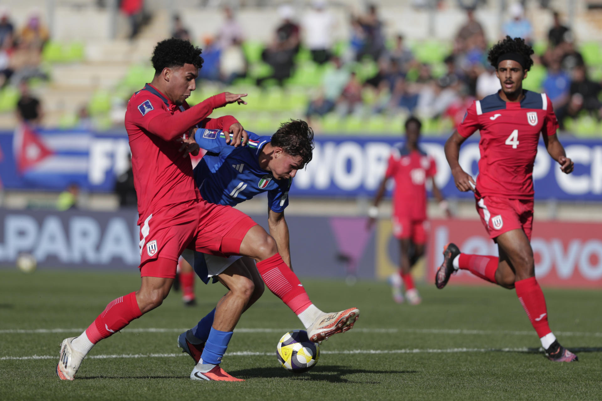 Mattia Mosconi (c), de Italia, disputa el balón con Karel Pérez (i), de Cuba, en un partido del Mundial Sub-20 en Chile. EFE/Adriana Thomasa