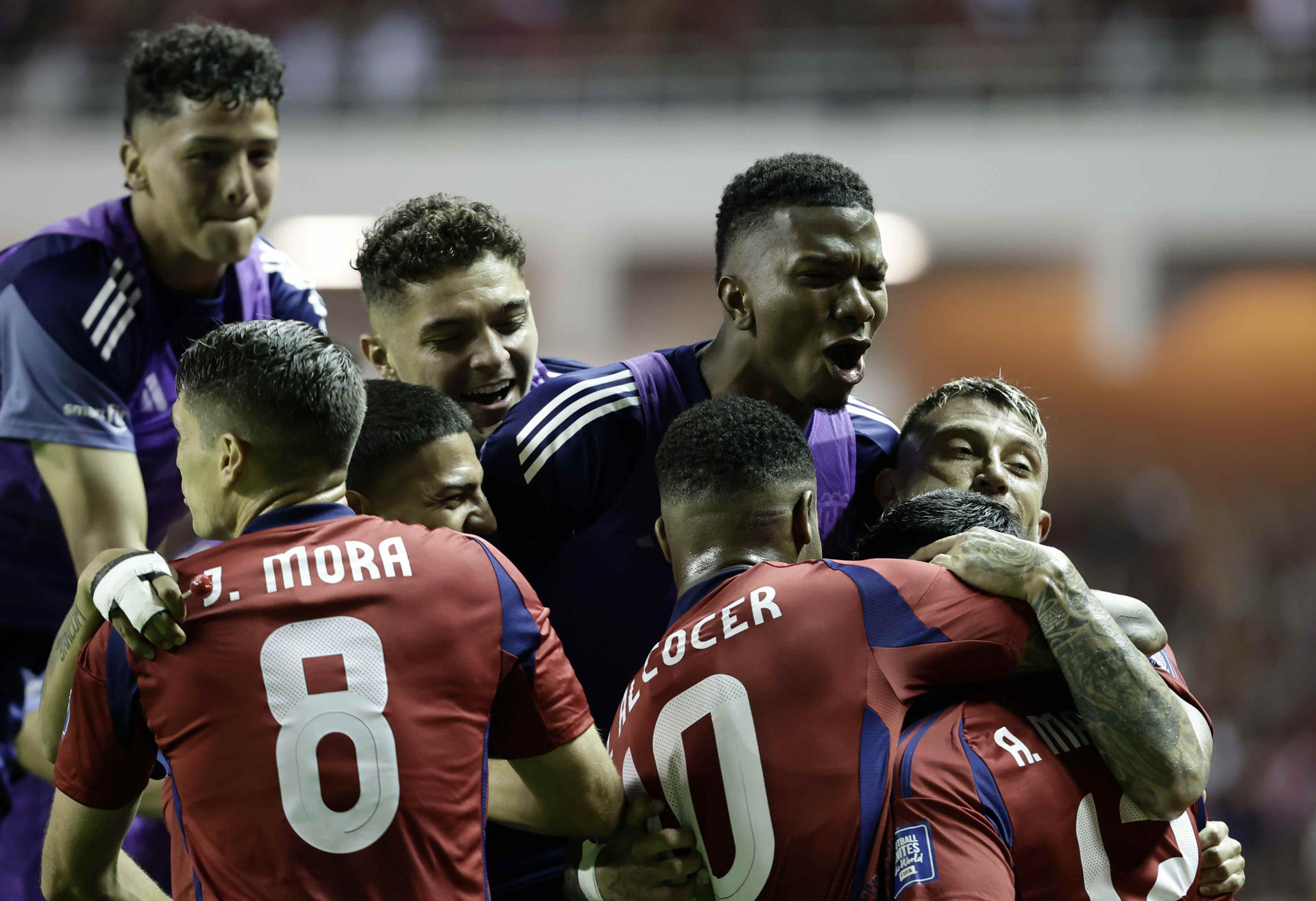 Jugadores de la selección de Costa Rica celebran este lunes la goleada por 4-1 infligida a la de Nicaragua en partido de la cuarta jornada del Grupo C de las eliminatorias de la Concacaf para el Mundial de 2026 jugado en el Estadio Nacional de San José. EFE/ Gustavo Amador 