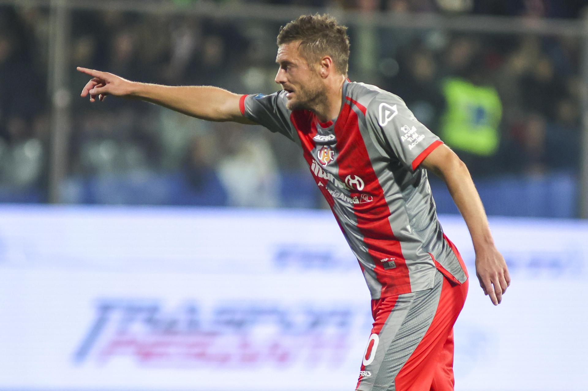 Veterano inglés Vardy estrenó su casillero en la Serie A