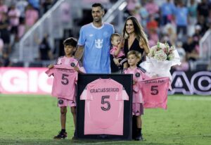 El  centrocampista español Segio Busquets posa con su familia durante un homenaje tributado este sábado por el Inter Miaimi en Fort Lauderdale a propósito de su decisión de poner fin a su carrera al final de la temporada. EFE/EPA/CRISTOBAL HERRERA-ULASHKEVICH