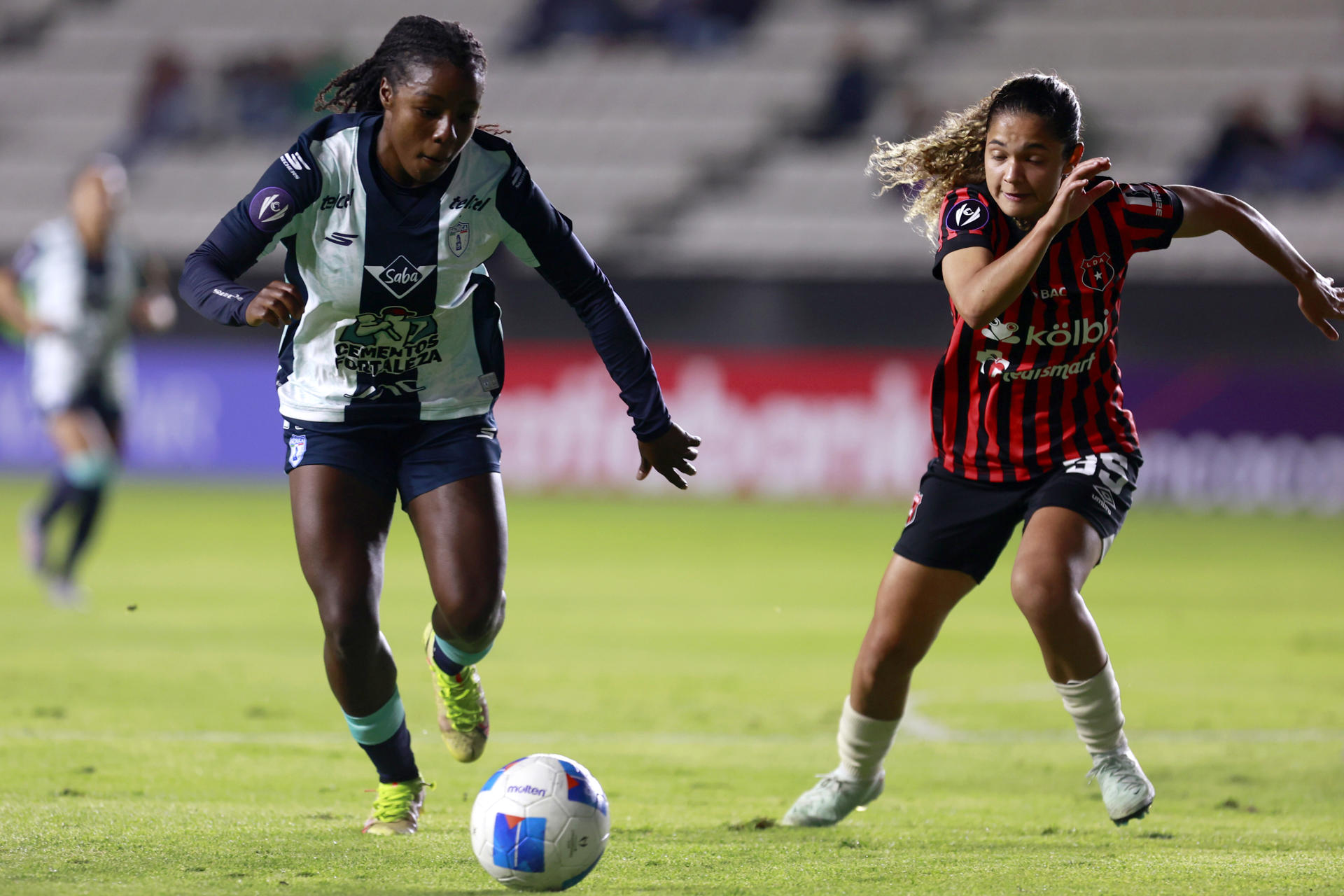 Ayo Oke (i) de Pachuca disputa el balón con María Paula Arce de Alajuelense este miércoles, en un partido de la Copa de Campeones Concacaf (F) entre Pachuca y Alajuelense en el estadio Hidalgo, en Pachuca (México). EFE / David Martínez Pelcastre 