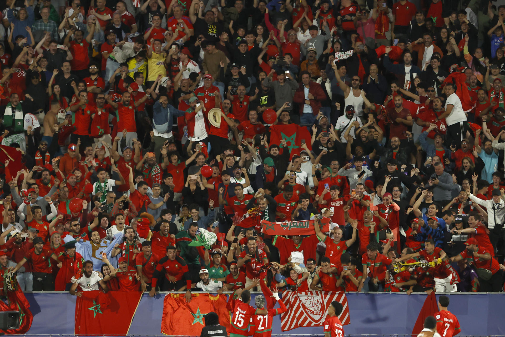Jugadores de Marruecos celebran con los aficionados en la final de la Copa del Mundo Sub-20 en el estadio Nacional de Santiago (Chile). EFE/ Elvis González