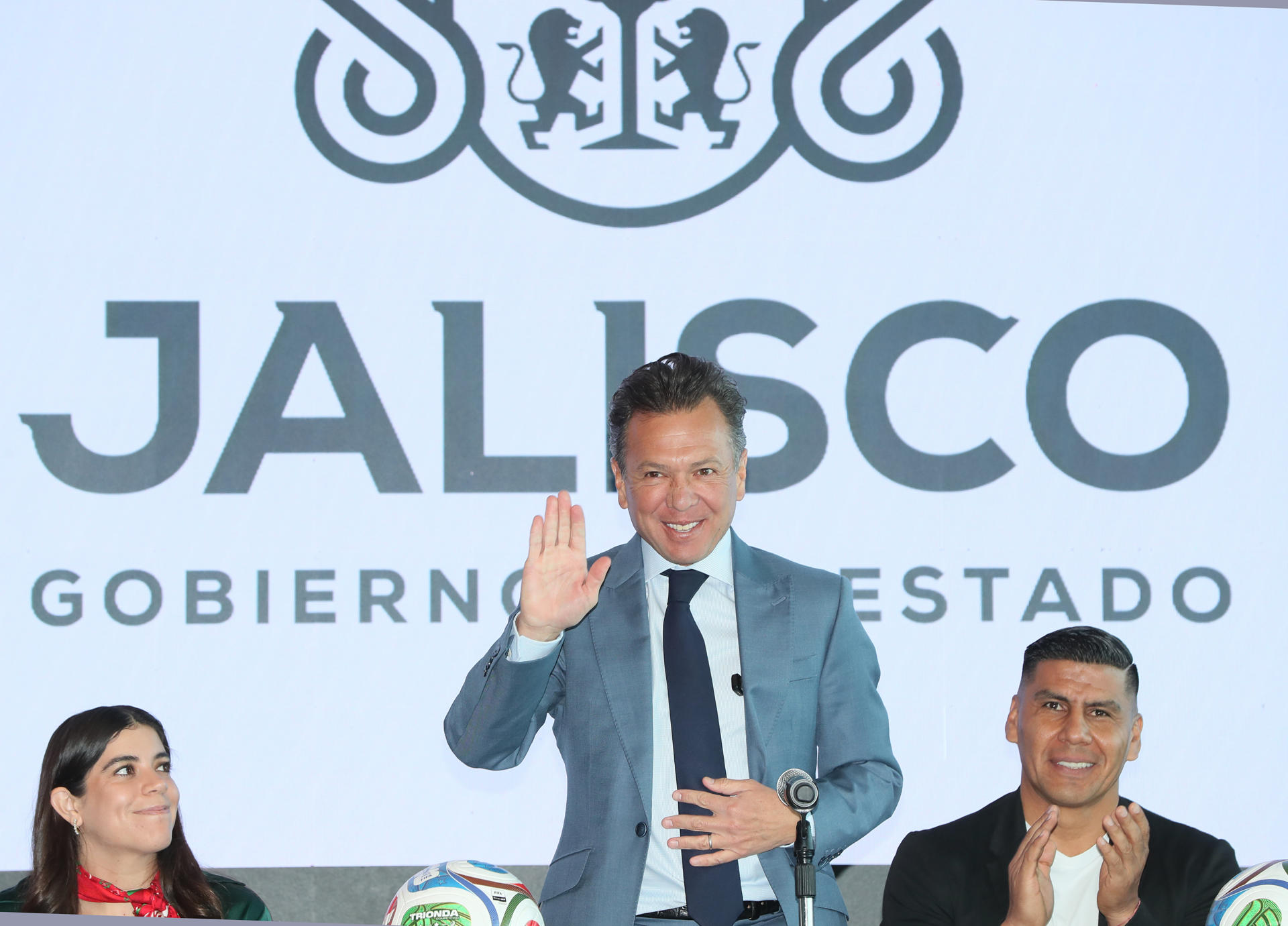 La secretaria de Turismo de Jalisco y exclavadista mexicana, Alejandra Orozco (i), el gobernador de Jalisco, Pablo Lemus (c), y el exmundialista mexicano, Carlos Salcido (d), participan en una rueda de prensa este lunes, en Ciudad de México (México). EFE/ Mario Guzmán 