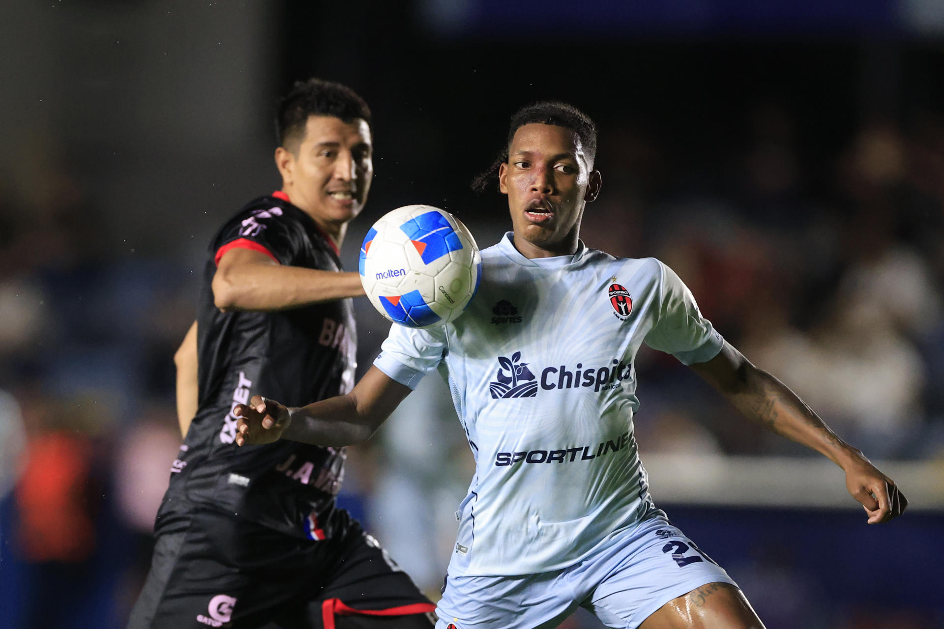 El extremo de Sporting San Miguelito Ramsés Shadith de León (d) disputa el balón este jueves en el partido que ha clasificado a Xelajú a las semifinales de la Copa Centroamericana de la Concacaf. EFE/ Bienvenido Velasco