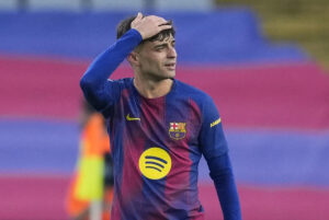 El centrocampista del FC Barcelona Pedri celebra tras anotar el primer gol del equipo durante el partido de la jornada 9 de LaLiga EA Sports, entre el FC Barcelona y el Girona FC, en el estadio Olímpico de Montjuic, en Barcelona. EFE/ Alejandro García