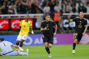 Germán Berterame (c) de México celebra un gol este martes, durante un partido amistoso entre la selección de México y Ecuador, en el Estadio Akron, en Guadalajara (México). EFE/ Francisco Guasco
