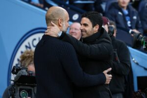 Mikel Arteta, del Arsenal, y Pep Guardiola, del Manchester City, se saludan antes de un partido de Premier League. EFE/EPA/ADAM VAUGHAN