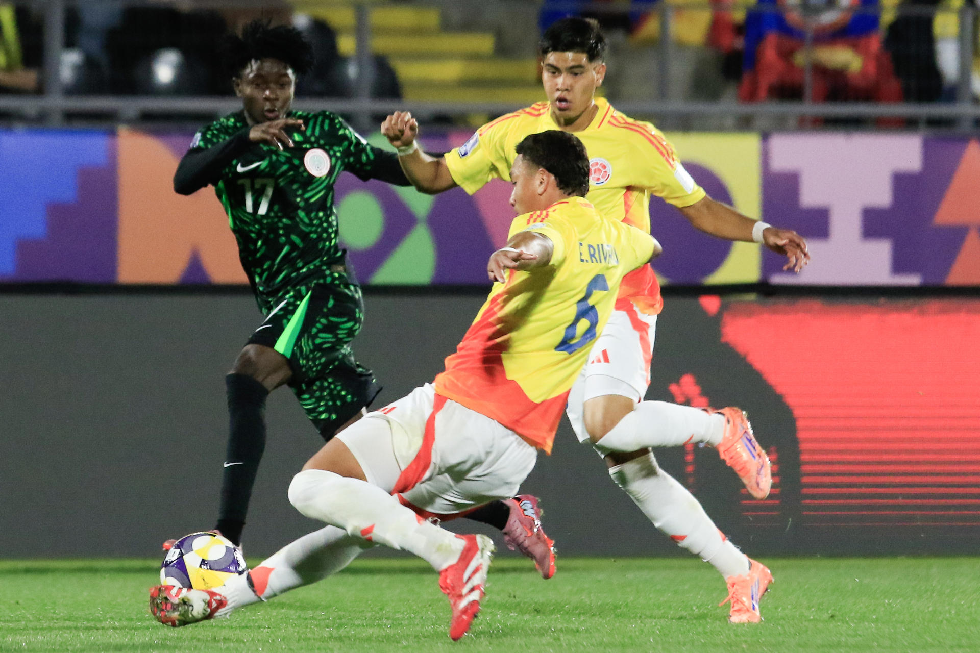Elkin Rivero de Colombia patea el balón en un partido del grupo F de la Copa Mundial Sub-20. EFE/ Benjamín Hernández