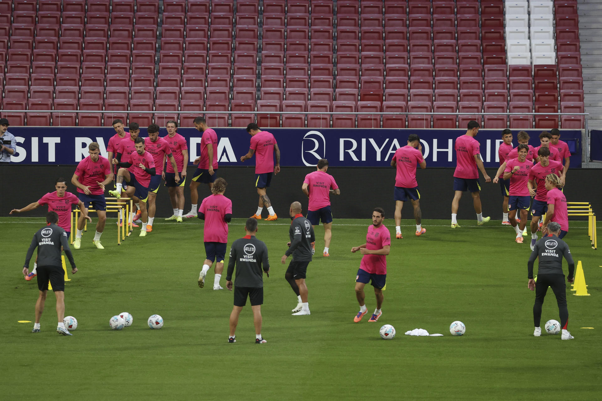 El uruguayo Giménez y el argentino Almada vuelven a la convocatoria
