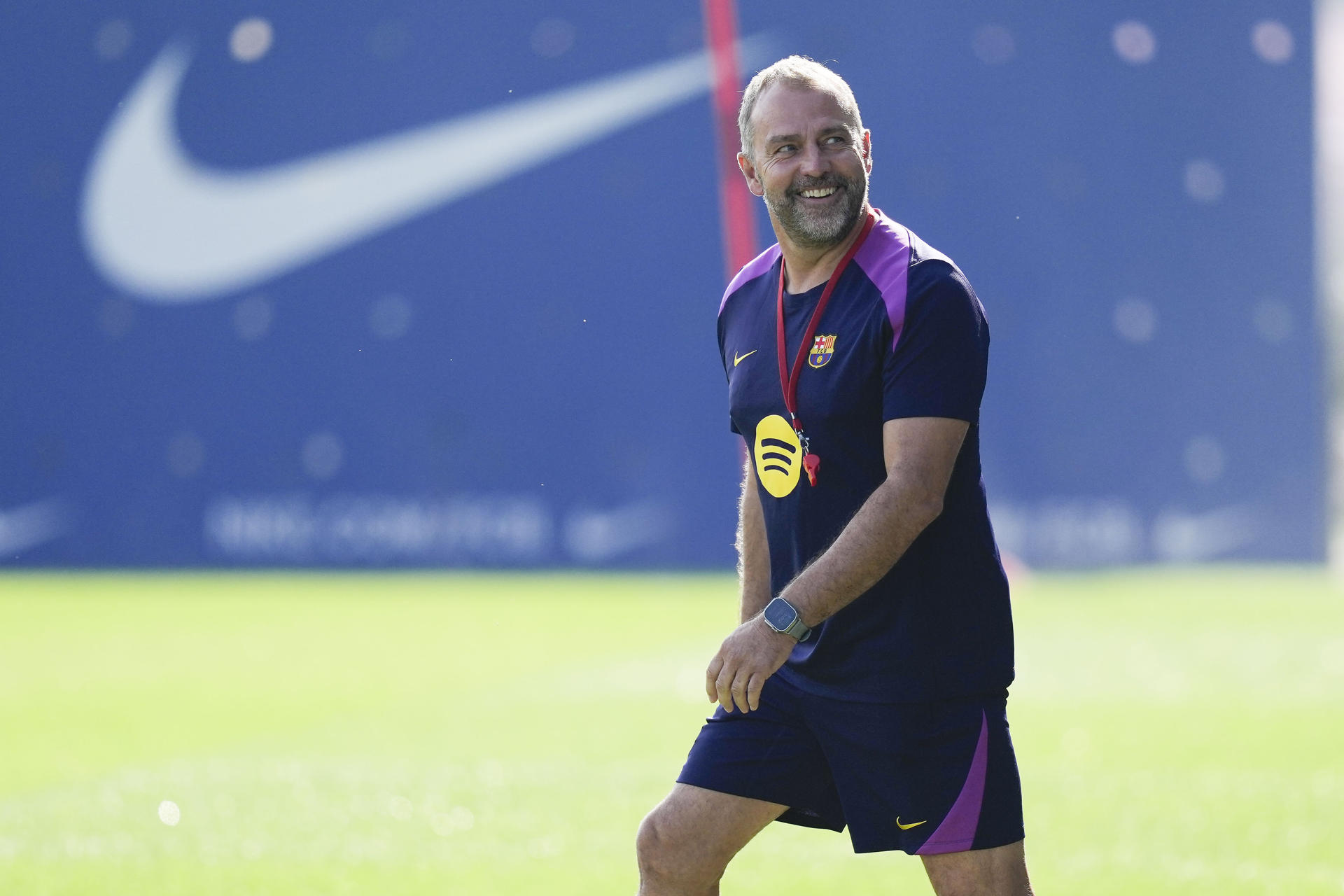El entrenador del FC Barcelona, Hansi Flick, durante el entrenamiento que su equipo ha realizado en la ciudad deportiva Joan Gamper para preparar el partido de LaLiga que mañana disputarán ante el Girona FC. EFE/Enric Fontcuberta 