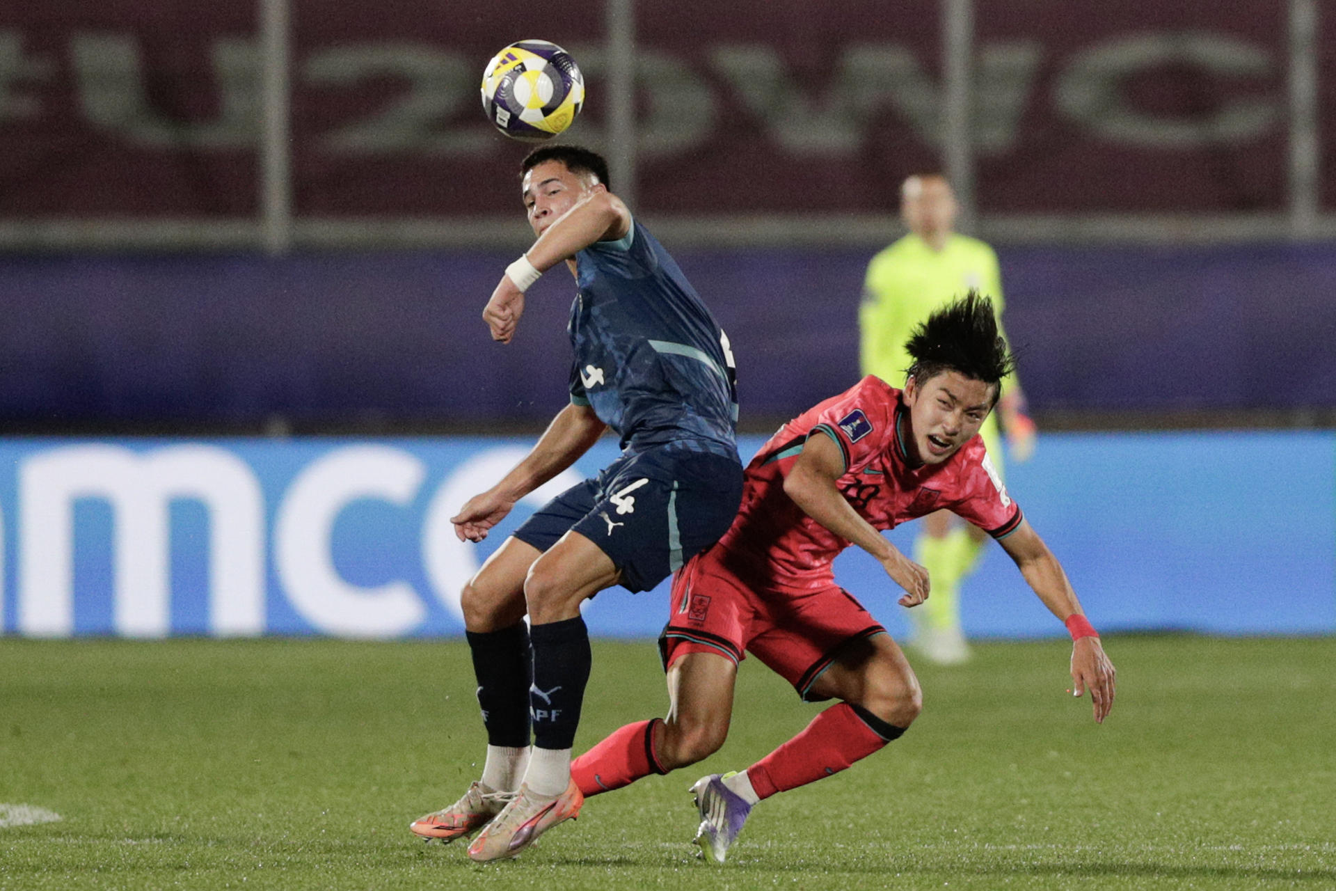 Ham Sun-Woo (d) de Corea del Sur disputa el balón con Lucas Guiñazú de Paraguay este martes en un partido de la Copa Mundial Sub-20 en el estadio Elías Figueroa, en Valparaíso (Chile). EFE/ Adriana Thomasa 