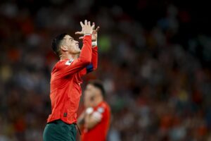 alt Portugal aplaza su clasificación; Cristiano Ronaldo, expulsado
