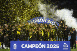 Jugadores de Peñarol celebran la conquista, por primera vez, de la Copa AUF Uruguay tras derrotar este miércoles a Plaza Colonia en el estadio Centenario de Montevideo. EFE/ STR