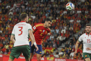 Mikel Merino (c), en el momento de rematar para marcar gol ante Bulgaria. EFE/R. García