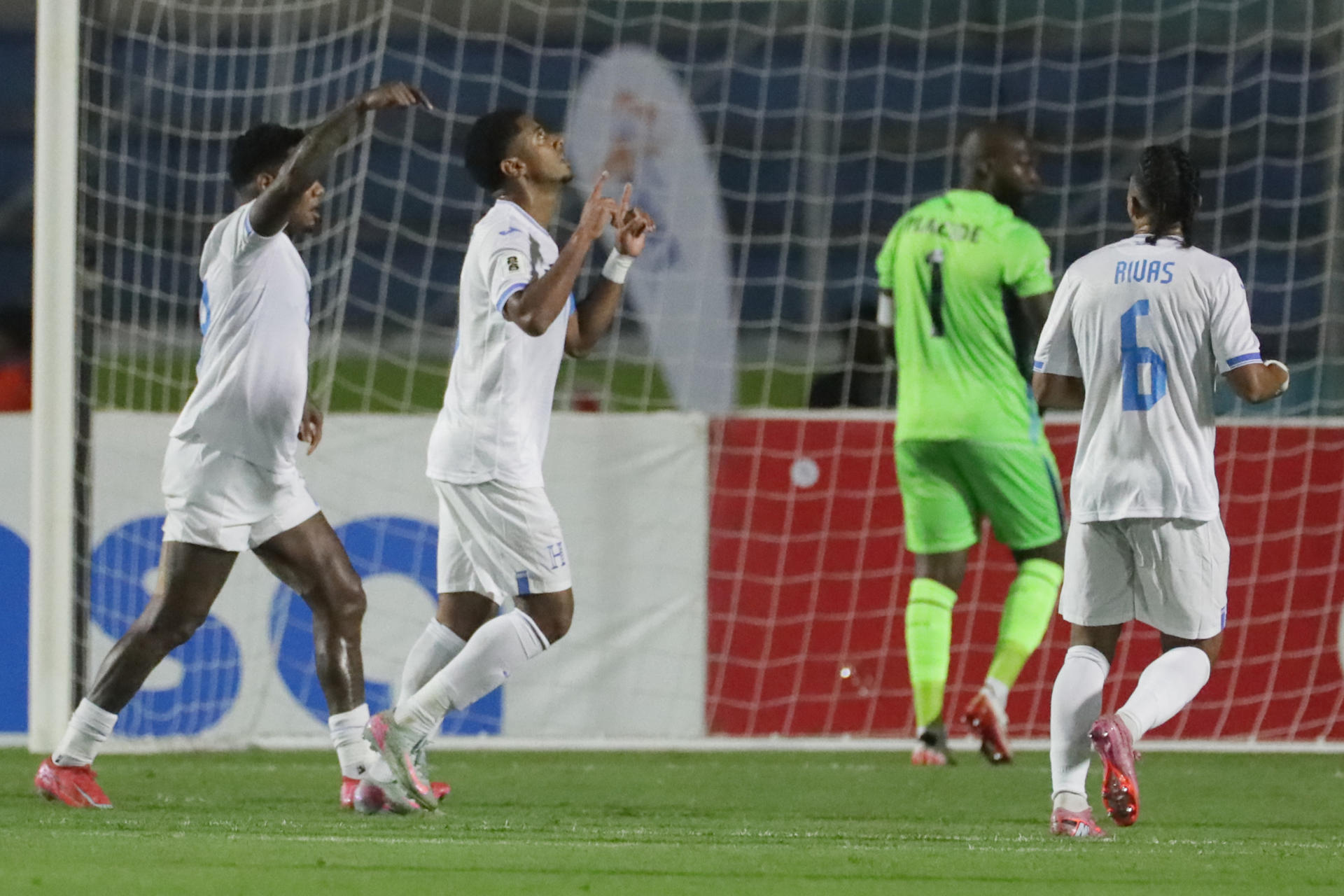 Jugadores de la selección de Honduras celebran hoy en Tegucigalpa la goleada por 3-0 infligida a Haití en partido de la cuarta jornada del Grupo C de las eliminatorias de la Concacaf para el Mundial de 2026. EFE/ Gustavo Amador 
