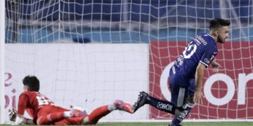 Rodrigo Gómez (d) celebra el gol para Motagua en el partido de cuartos de final de la Copa Centroamericana contra Alajuelense en Tegucigalpa. EFE/ STR