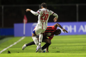 Jeslan Caicedo (atrás) de Sporting San Miguelito, disputa el balón con José Murillo, de Plaza Amador, este miércoles, en el partido de ida de la repesca de la Copa Centroamericana jugado en el estadio Universitario, de Ciudad de Panamá. EFE/ Bienvenido Velasco