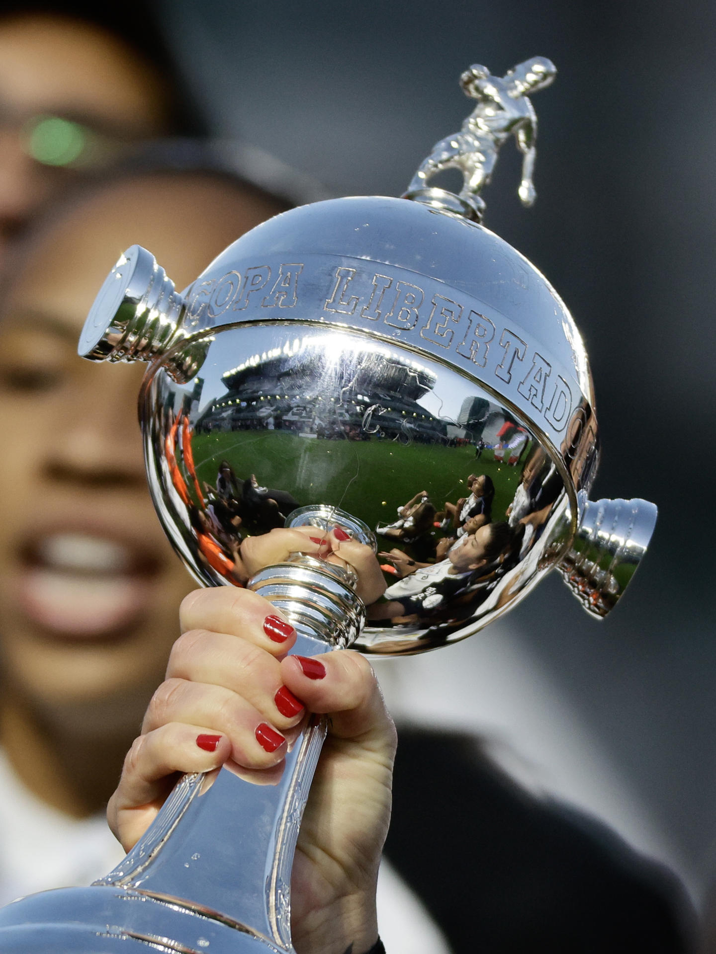 Un jugadora de Corinthians levanta el trofeo de la Copa LIbertadores, la sexta conquistada por el equipo brasileño y la tercera consecutiva tras derrotar este sábado al Deportivo Cali colombiano en el estadio argentino Florencio Sola en Banfield. EFE/ Juan Ignacio Roncoroni