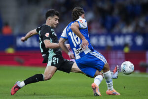 El centrocampista del Betis Marc Roca, y el centrocampista del Espanyol Luca Koleosho, durante el partido de la jornada 8 de LaLiga EA Sports entre le Espanyol y el Betis, en el RCDE Stadium en Barcelona.-EFE/ Enric Fontcuberta