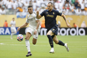 Kylian Mbappé (i) de Real Madrid disputa el balón con Federico Gatti en foto de archivo de Juan Ignacio Roncoroni