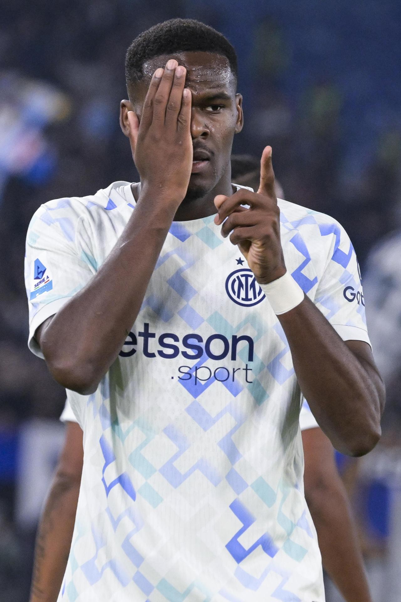 El jugador del Inter Ange-Yoan Bonny celebra el gold e la victoria durante el partido de la Serie A que han jugado AS Roma y FC Inter en el Olímpico stadium de Roma, Italia. EFE/EPA/Riccardo Antimiani 