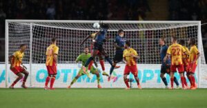 El jugador del SSC Napoli Frank Anguissa (C) logra el 0-1 durante el partido de la Serie A que han jugado US Lecce y SSC Napoli en el Via del Mare stadium en Lecce, Italia. EFE/EPA/ABBONDANZA SCURO LEZZI